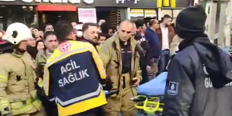 Sultanahmet'te tramvay yayaya çarptı