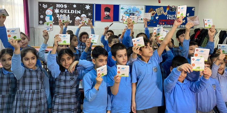 Sultangazi Belediyesi öğrencilere bitki yetiştirme kiti dağıttı