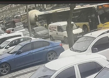 Sultangazi'de beton mikseri otobüse çarptı: 5 yaralı