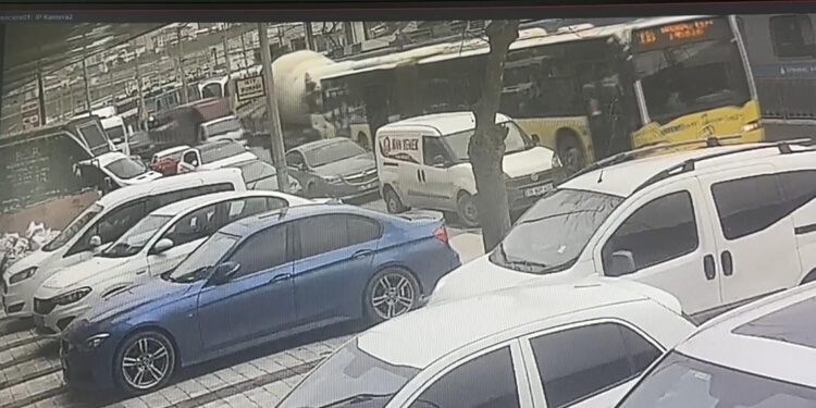 Sultangazi'de beton mikseri otobüse çarptı: 5 yaralı