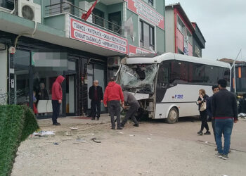 Sürücüsü rahatsızlanan midibüs, kaza yaptı