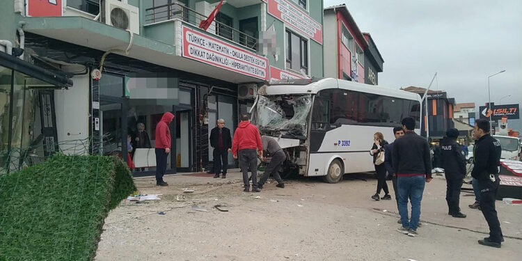 Sürücüsü rahatsızlanan midibüs, kaza yaptı
