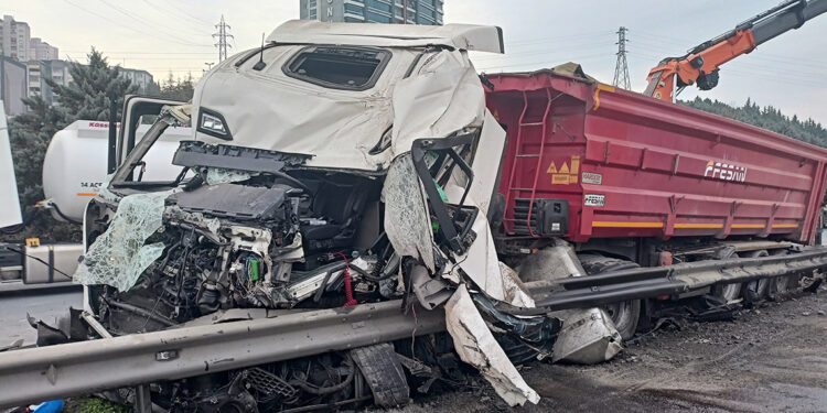 TEM'de TIR bariyerlere çarptı: 2 yaralı