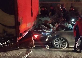 TIR'a arkadan çarpan otomobilde 1 ölü, 3 yaralı