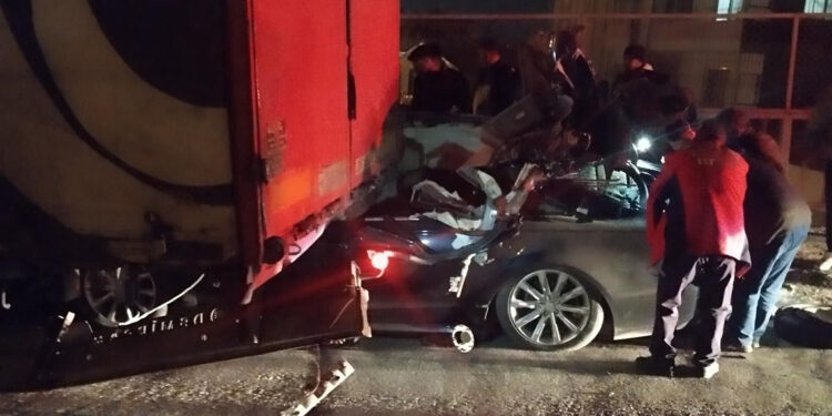 TIR'a arkadan çarpan otomobilde 1 ölü, 3 yaralı