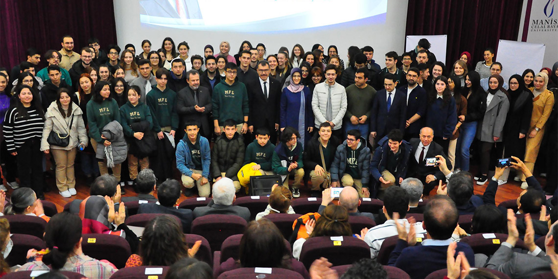 Türkiye Bilimsel ve Teknik Araştırma Kurumu (TÜBİTAK) Başkanı Prof. Dr. Hasan Mandal, Türkiye'nin ilk astronotu Alper Gezeravcı'nın uzaya gitmesine yönelik 'turistik gezi' eleştirilerine ilişkin "Özellikle bazen bu bir turistik seyahat mi diye değerlendiriliyor. Hayır, bu tamamen bir bilim misyonu" dedi.