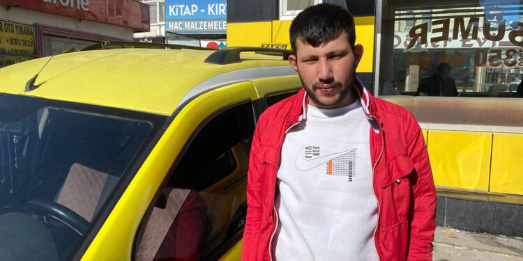 Taksi şoförü müşterisi tarafından bıçaklandı