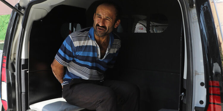 Tartıştığı eşini boğazından bıçaklayarak öldürdü