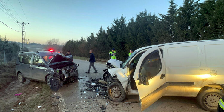 Tekirdağ'da iki hafif ticari araç çarpıştı; 4 yaralı