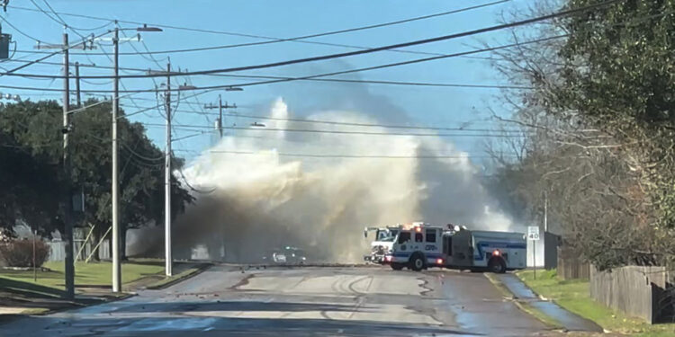 Teksas'ta dev su sızıntısı yolu trafiğe kapattı
