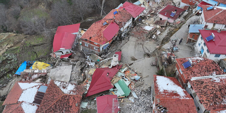 Tokat'ta heyelanların yaşandığı köy, ikiye ayırdı