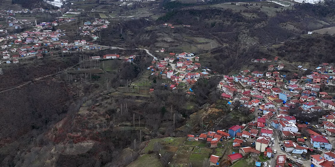 Tokat'ta heyelanların yaşandığı köy, ikiye ayırdı