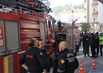 Tokat'ta otelde yangın; camdan atlayan kişi yaralandı
