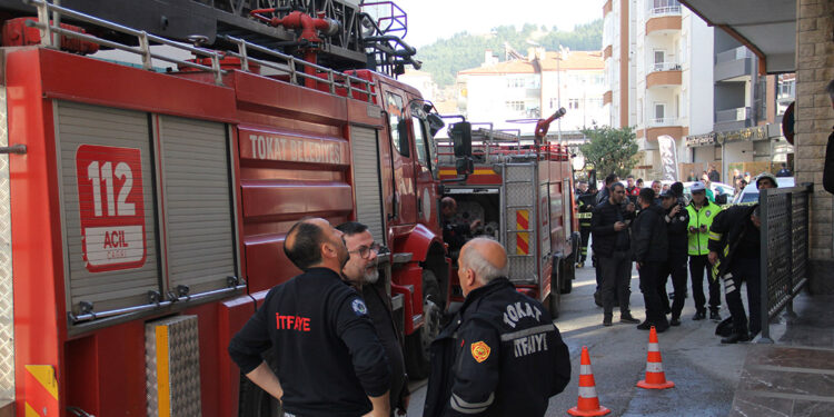 Tokat'ta otelde yangın; camdan atlayan kişi yaralandı
