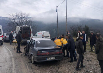 Tokat'ta otomobil TIR'a çarptı; 6 yaralı