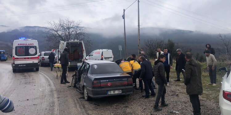 Tokat'ta otomobil TIR'a çarptı; 6 yaralı