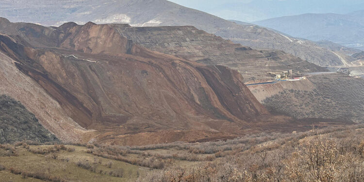 Toprak altında kalan 9 işçiyi arama çalışmalarında 2’nci gün