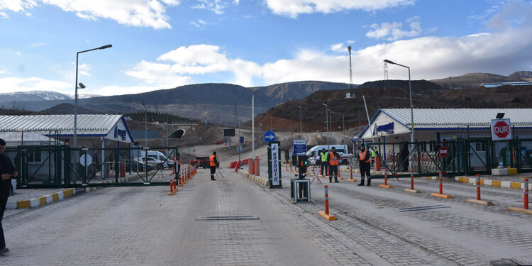 Toprak altında kalan 9 işçiyi arama çalışmalarında 4'üncü gün