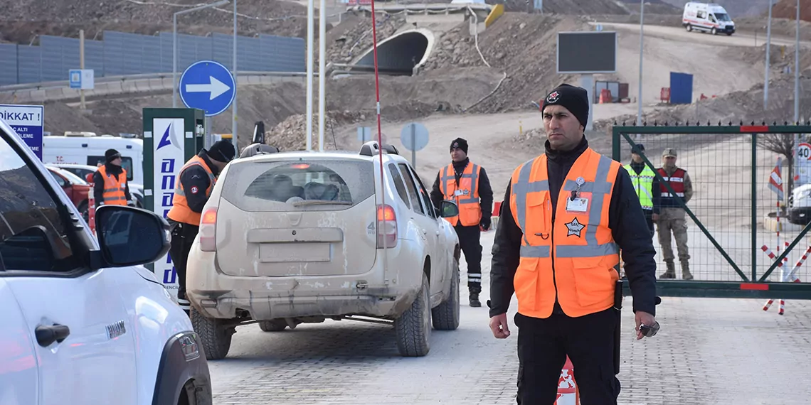 Toprak altında kalan 9 işçiyi arama çalışmalarında 4'üncü gün