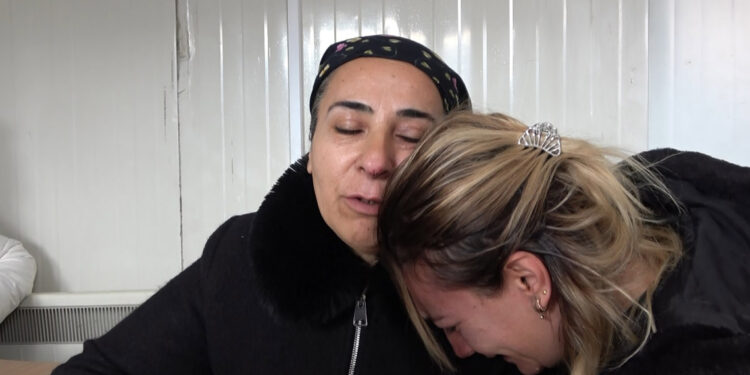 Toprak altında kalan madencinin annesi: Çocuğumu versinler