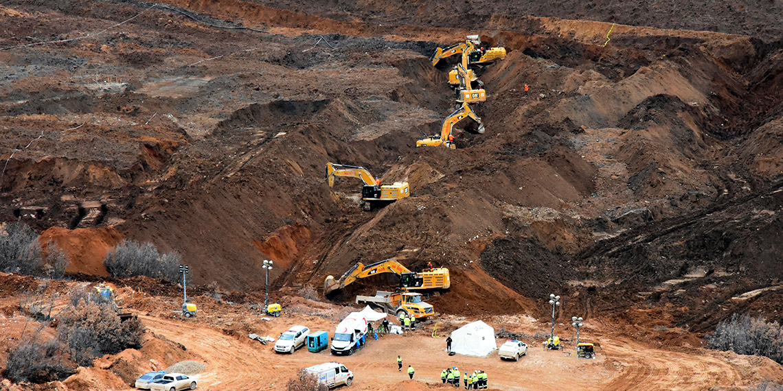 Toprak altında kalan madencinin annesi: Çocuğumu versinler
