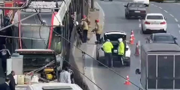 Tramvayın altında sıkışan yaralı kurtarılmaya çalışılyor
