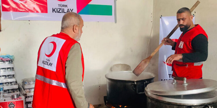 Türk Kızılay Refah bölgesine aşevi kurdu