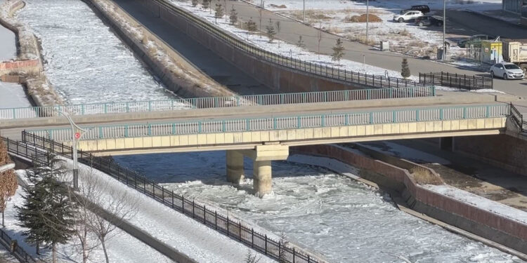 Türkiye'nin en hızlı akan nehri buz tuttu