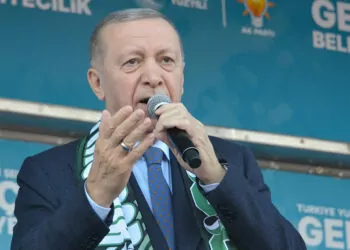 Türkiye'nin ikinci büyük partisi saç saça baş başa kavga ediyor