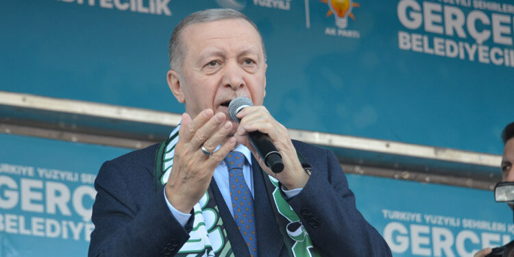 Türkiye'nin ikinci büyük partisi saç saça baş başa kavga ediyor