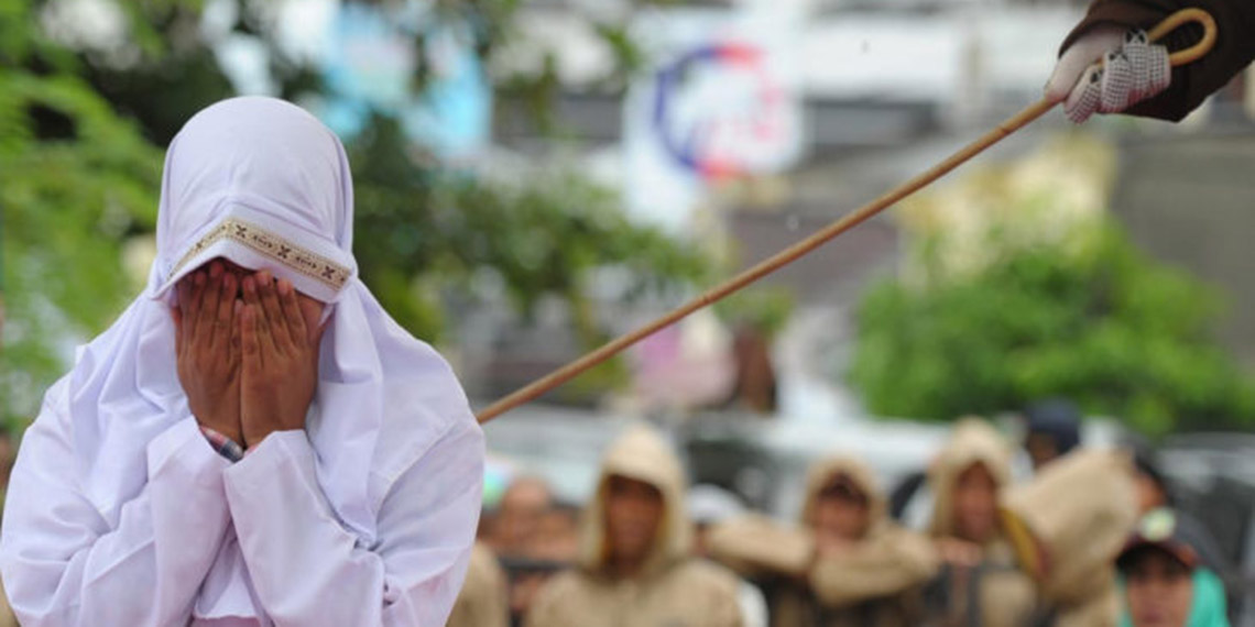 Türkiye’de son günlerde ‘şeriat’ tartışmaları yeniden alevlenirken, özellikle konuyu şiddetlendirmek isteyenler sokaklarda broşür dağıtımından pankart asmaya kadar birçok eylemde bulunuyor. Peki Türkiye’ye şeriat gelir mi?