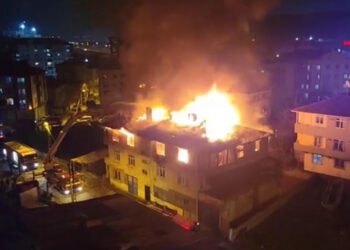 Tuzla'da 2 katlı binanın çatı katında yangın