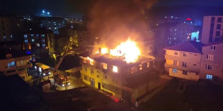 Tuzla'da 2 katlı binanın çatı katında yangın
