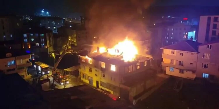 Tuzla'da 2 katlı binanın çatı katında yangın