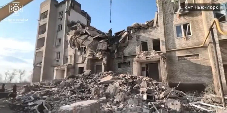 Ukrayna'da arama kurtarma çalışmaları saldırılar nedeniyle durdu