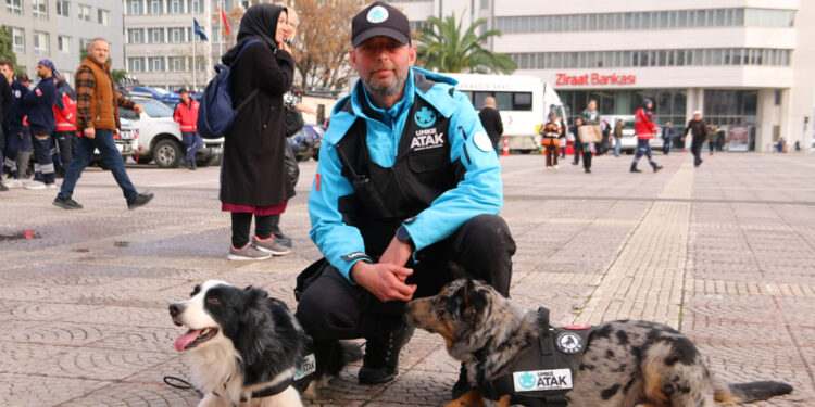 UMKE'nın arama kurtarma köpekleri Buddy ve Shollie