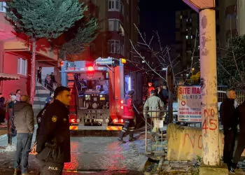Ümraniye'de 10 katlı apartmanda yangın: 2 kişi dumandan etkilendi