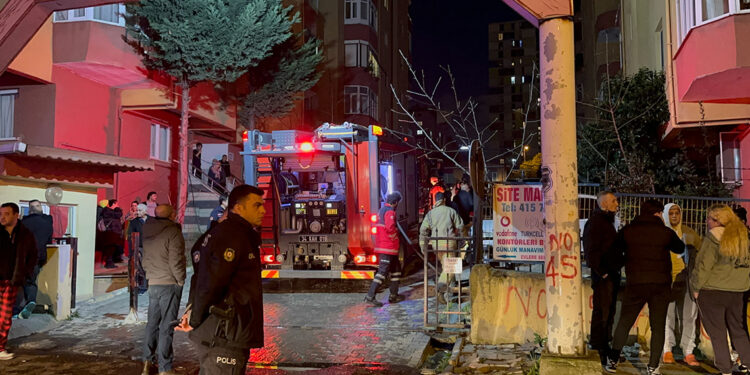 Ümraniye'de 10 katlı apartmanda yangın: 2 kişi dumandan etkilendi