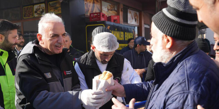 Ümraniye’de 2 bin kişiye balık ekmek dağıtıldı