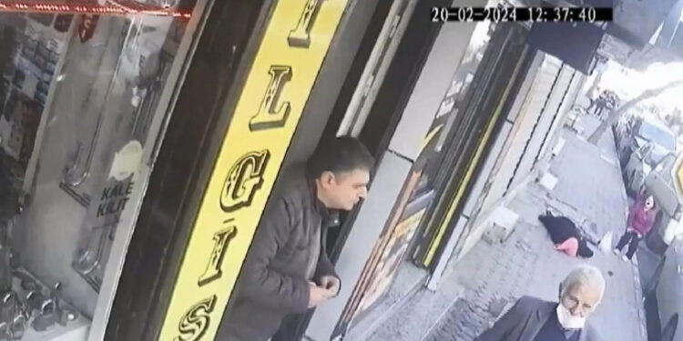 Üvey annesini sokak ortasında vurarak öldürdü