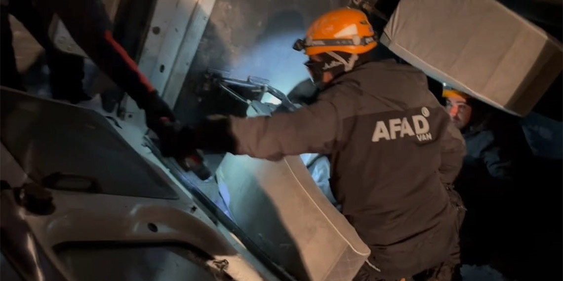 Van-Hakkari karayoluna çığ düştü; 1 ölü 12 yaralı