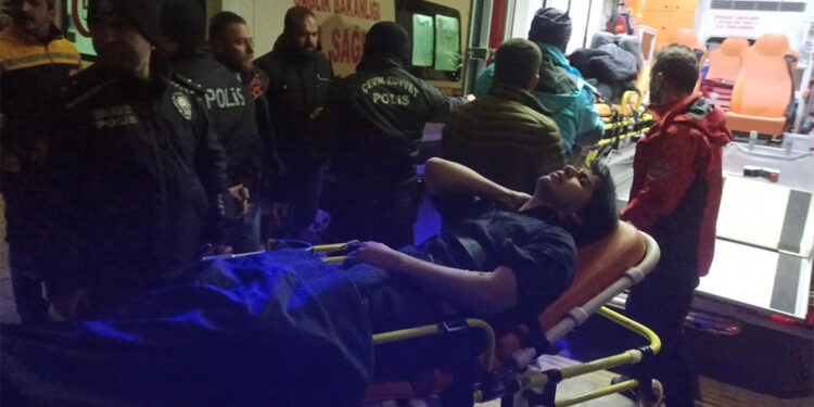 Van-Hakkari karayoluna çığ düştü; 1 ölü 12 yaralı