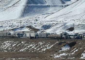 Çığın kapattığı Van-Hakkari kara yolu trafiğe kapatıldı