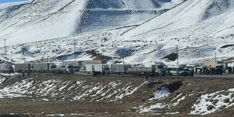 Çığın kapattığı van-hakkari kara yolu trafiğe kapatıldı