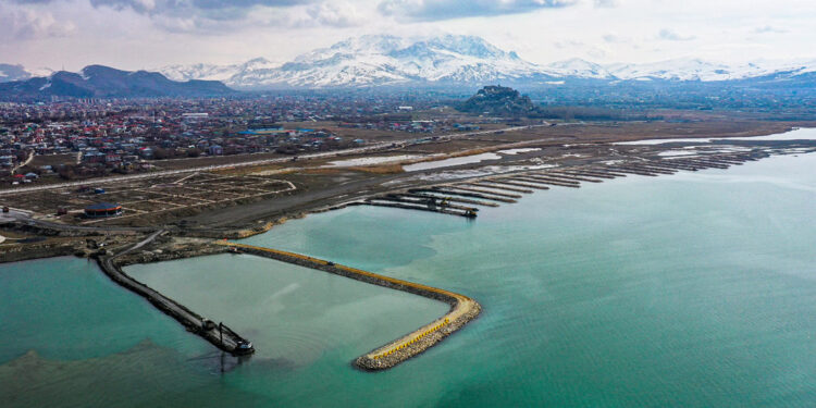 Van Gölü'nden 1 milyon 600 bin metreküp dip çamuru çıkartıldı