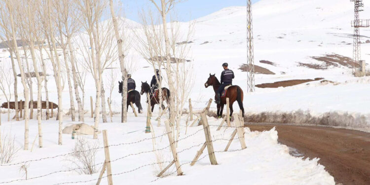 Van'da jandarmanın atlı timleri, sınırda kaçakçı nöbetinde