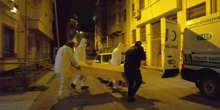 Çatı katında yalnız yaşadığı evinde ölü bulundu