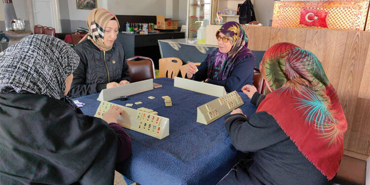 Erkekler evlere kadınlar kahvehaneye geleneği sürdürülüyor