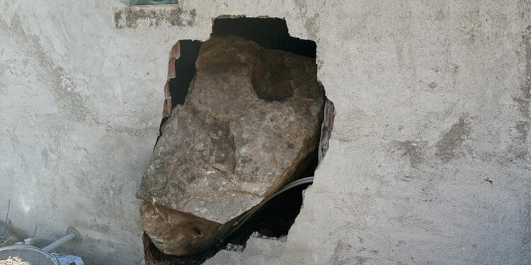 Yamaçtan yuvarlanan kaya eve girdi