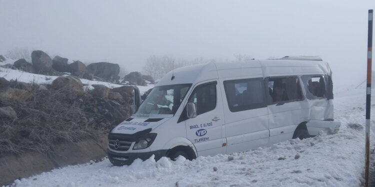 Yoğun siste hafif ticari araç minibüse çarptı: 7 yaralı